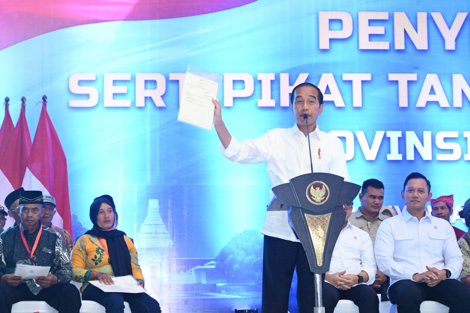 Presiden Jokowi Serahkan Ribuan Sertifikat Tanah Elektronik Hasil Redistribusi Tanah di Banyuwangi
